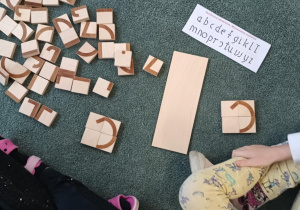 Ułożone z klocków małe litery pisane "s"