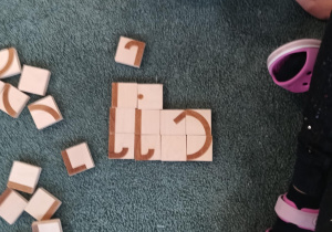 Ułożony z klocków wyraz "lis"