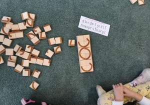 Ułożony z klocków wyraz "sos"