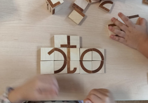 Ułożony z klocków wyraz "sto"