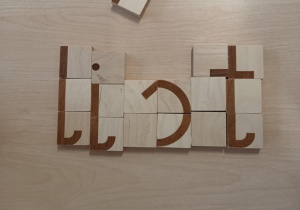 Ułożony z klocków wyraz "list"