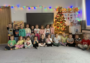 Zdjęcie grupowe w sali przy choince