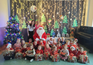 Zdjęcie grupowe na sali gimnastycznej w świątecznej aranżacji