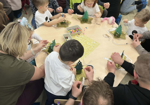 Zdjęcie rodziców oraz dzieci podczas warsztatów świątecznych w sali