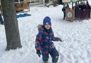 Chłopiec rzucający śnieżką