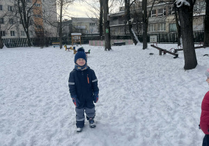 Chłopiec podczas zabaw zimowych w ogrodzie przedszkolnym
