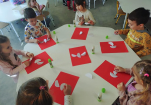 Godło Polski - dzieci wykonują pracę plastyczną