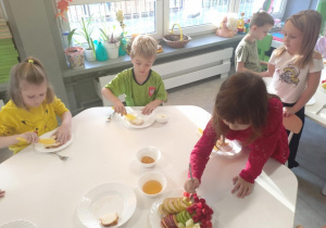 Dzieci podczas podwieczorku