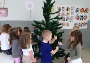 Dzieci ubierające choinkę