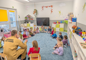 Dzieci podczas spotkania ze strażakiem