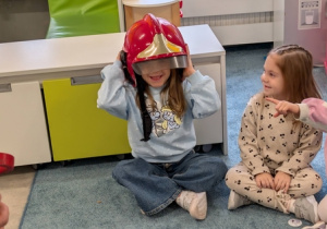 Dzieci podczas spotkania ze strażakiem