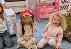 Dzieci podczas spotkania ze strażakiem