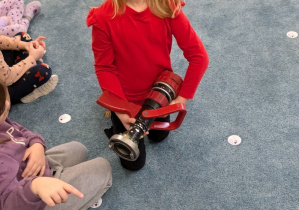 Dzieci podczas spotkania ze strażakiem