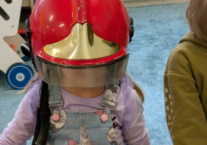 Dzieci podczas spotkania ze strażakiem