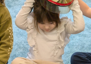 Dzieci podczas spotkania ze strażakiem