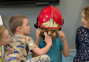 Dzieci podczas spotkania ze strażakiem