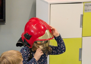 Dzieci podczas spotkania ze strażakiem