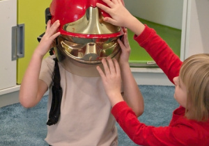 Dzieci podczas spotkania ze strażakiem