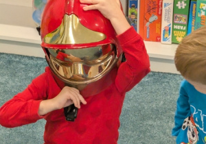 Dzieci podczas spotkania ze strażakiem