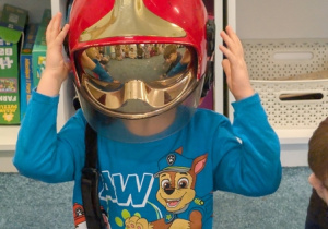 Dzieci podczas spotkania ze strażakiem