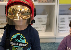 Dzieci podczas spotkania ze strażakiem