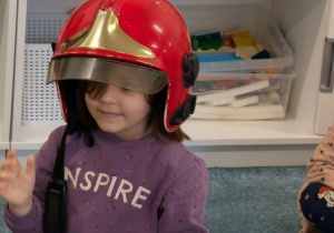 Dzieci podczas spotkania ze strażakiem