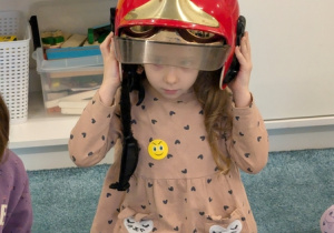 Dzieci podczas spotkania ze strażakiem