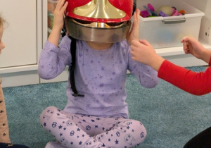 Dzieci podczas spotkania ze strażakiem