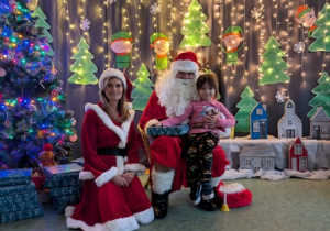 Dziecko pozujące ze Świętym Mikołajem