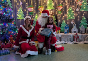 Dziecko pozujące ze Świętym Mikołajem