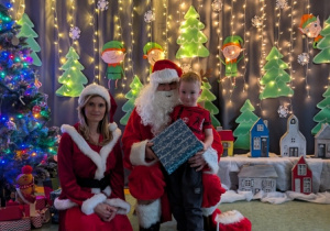 Dziecko pozujące ze Świętym Mikołajem