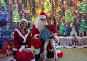 Dziecko pozujące ze Świętym Mikołajem