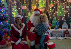 Dziecko pozujące ze Świętym Mikołajem