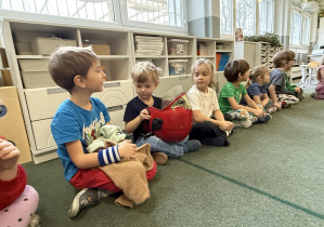 dzieci podczas zajęć edukacyjnych ze strażakiem