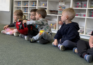 dzieci podczas zajęć edukacyjnych ze strażakiem