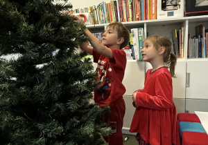 dzieci ubierają choinkę
