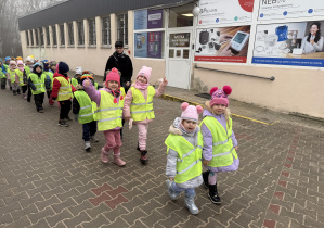 dzieci w kamizelkach odblaskowych w drodze na zajęcia judo