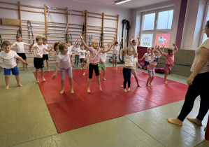 dzieci na zajęciach sportowych judo