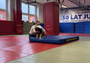 dzieci na zajęciach sportowych judo