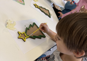 dzieci podczas malowania choinki