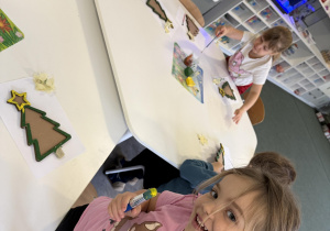 dzieci podczas malowania choinki