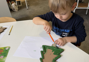 dzieci podczas malowania choinki