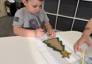 dzieci podczas malowania choinki