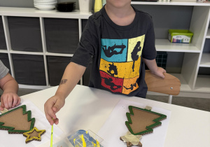 dzieci podczas malowania choinki