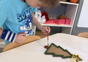 dzieci podczas malowania choinki