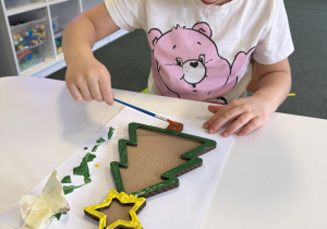 dzieci podczas malowania choinki