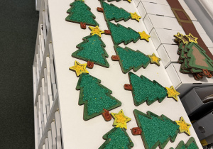 gotowe choinki wysypane kolorowym ryżem