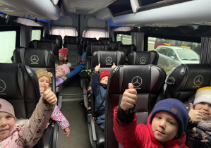 radosne dzieci w busie