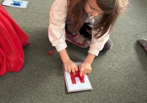 układanie liter z klocków Lego