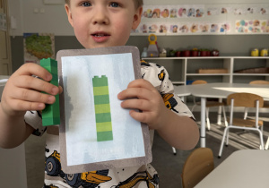 układanie liter z klocków Lego